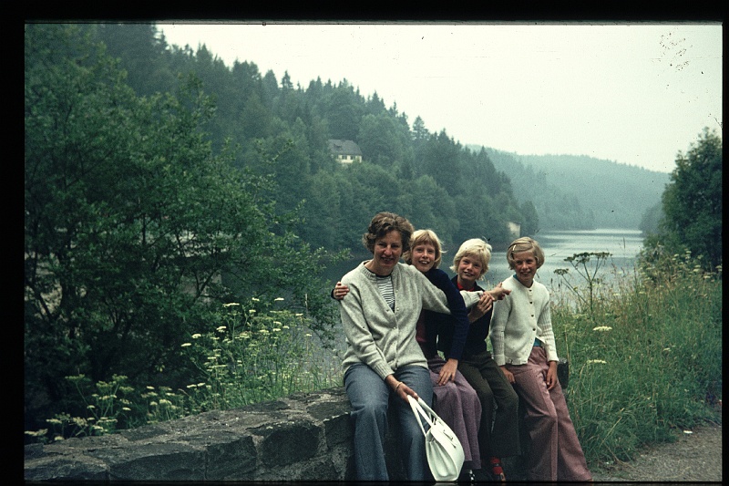 33.Kappel jul 1973 Mama,Brigitte,Marion,Peter.JPG